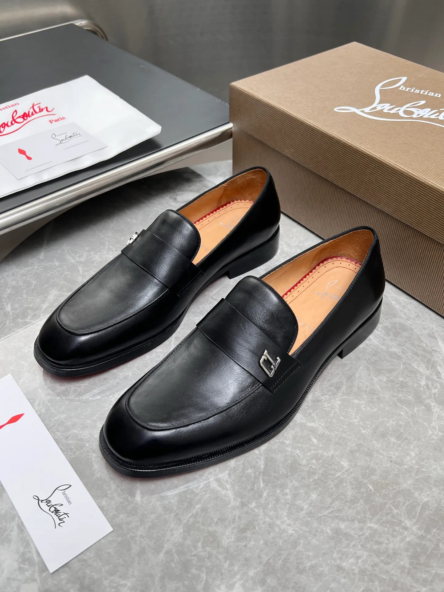 [CL red sole] Top P: 900💰 Number of yards: 39~44 (38.4546. Customized, non-refundable) CL new men's formal shoes Loaf leather shoes Christia* Loubouti* red sole shoes The red sole is luxurious and elegant, reshaping the style boundary of casual formal wear. It is extremely innovative in material selection, and creates a rich visual and tactile experience through the collision of different materials! Made of top-grade calfskin/glossy patent leather/spliced ​​technical fabric in contrasting colors. The upper is stitched by hand with fine and even stitching. It is based on the square-toe loafer shoe shape, with neat and elegant lines, which fits the toughness of men's wear. The upper is embellished with metal rivets, injecting individual details into classic loafers, breaking the mediocrity of casual shoes, and giving a concrete expression of "low-key luxury". From the original color/red cowhide lining inside the shoe to the instantly recognizable red sole, the "red sole" is not only the brand's visual identity, but also a "luxury codeword" when walking. The red sole exposed inadvertently conveys taste and identity instantly. From the innovative splicing of materials, to the personalized fusion of design, to the ingenious inheritance of craftsmanship, the Christian Louboutin men's loafer series is not only a pair of casual shoes, but also a "yuppie style" dressing weapon for men. Whether it is a casual business meeting or a casual look for daily travel, it can help you become a unique and stylish man in every occasion with its "red Loaf" attitude.